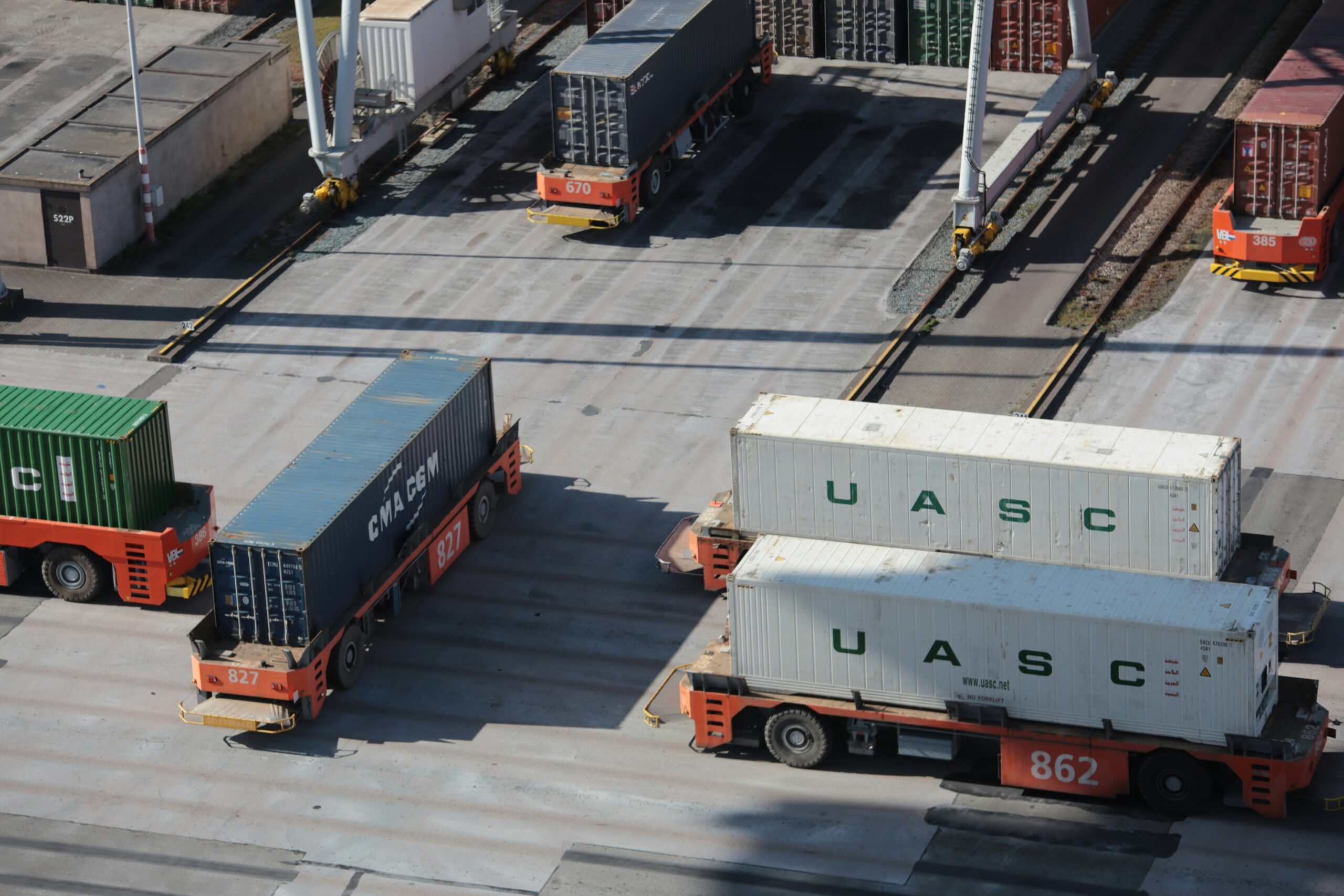 Inflasi Transportasi 2026 Cara Hitung Kenaikan Tarif Logistik Akibat BBM Naik (Foto: Unsplash/Bernd Dittrich)