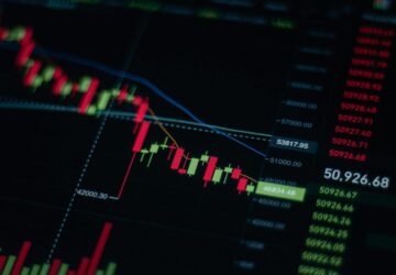 Pasar Saham Terkoreksi Setelah BI Naikkan Suku Bunga 50 Basis Poin