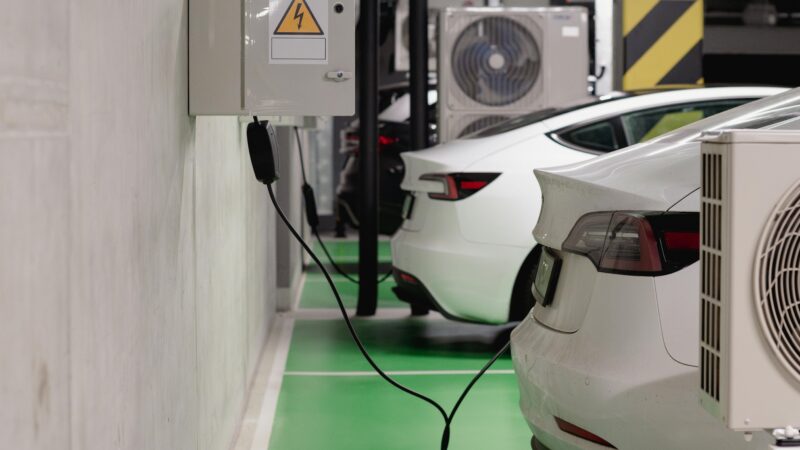 Pajak Gratis Kendaraan Listrik Berakhir? Ini Aturan Baru untuk Mobil dan Motor EV di 2026