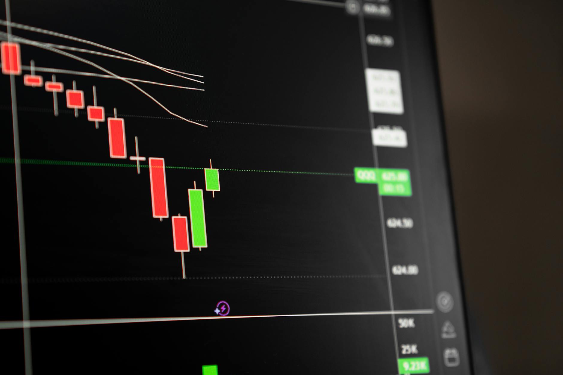 IHSG melemah 1,12% - Layar digital menampilkan grafik IHSG turun dengan warna merah, simbol tekanan pasar saham Indonesia