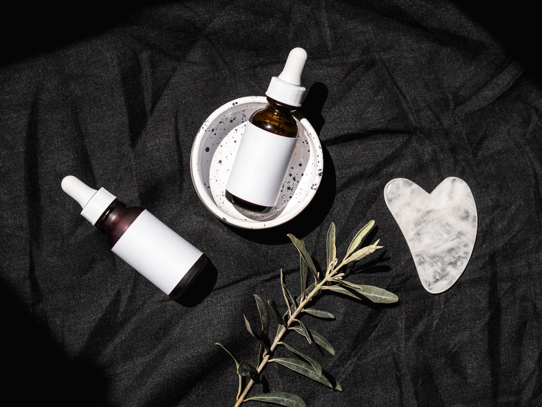 Empat botol serum pencerah noda gelap untuk bekas jerawat dan kulit glowing