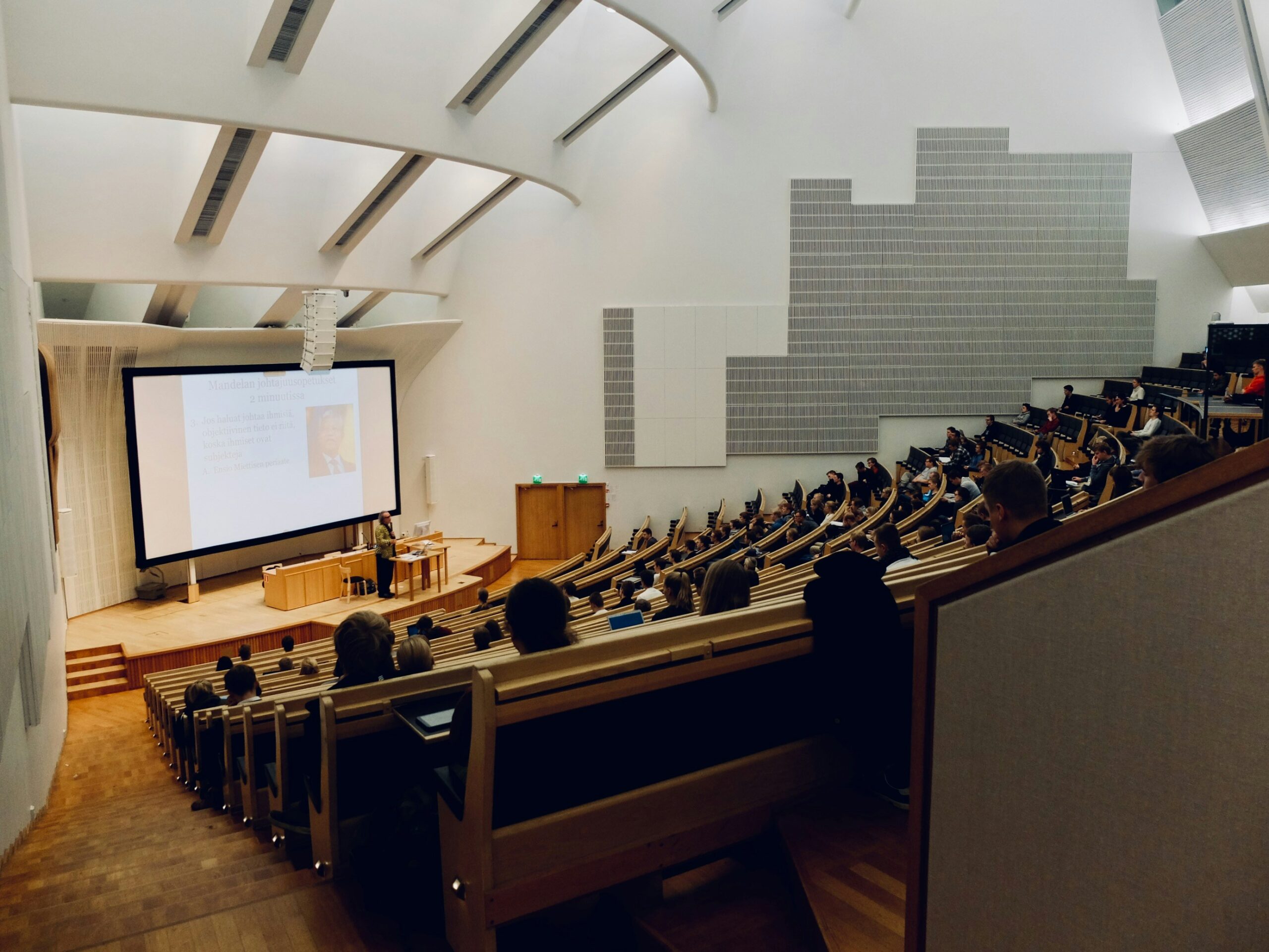 Empat Universitas Swasta Terbaik di Indonesia Menurut QS WUR 2027 (Foto: unsplash/Dom Fou)