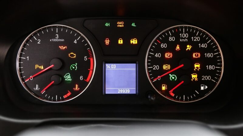 Cek 7 Lampu Panel Instrumen Saat Beli Toyota Avanza Bekas