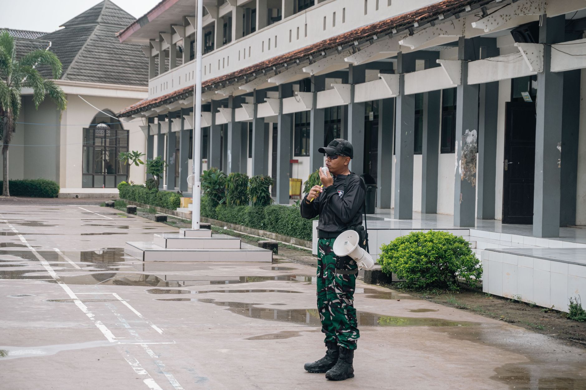 syarat masuk SMA Pradita - Gedung SMA Pradita Dirgantara di Boyolali dengan arsitektur semi militer dan taman yang luas